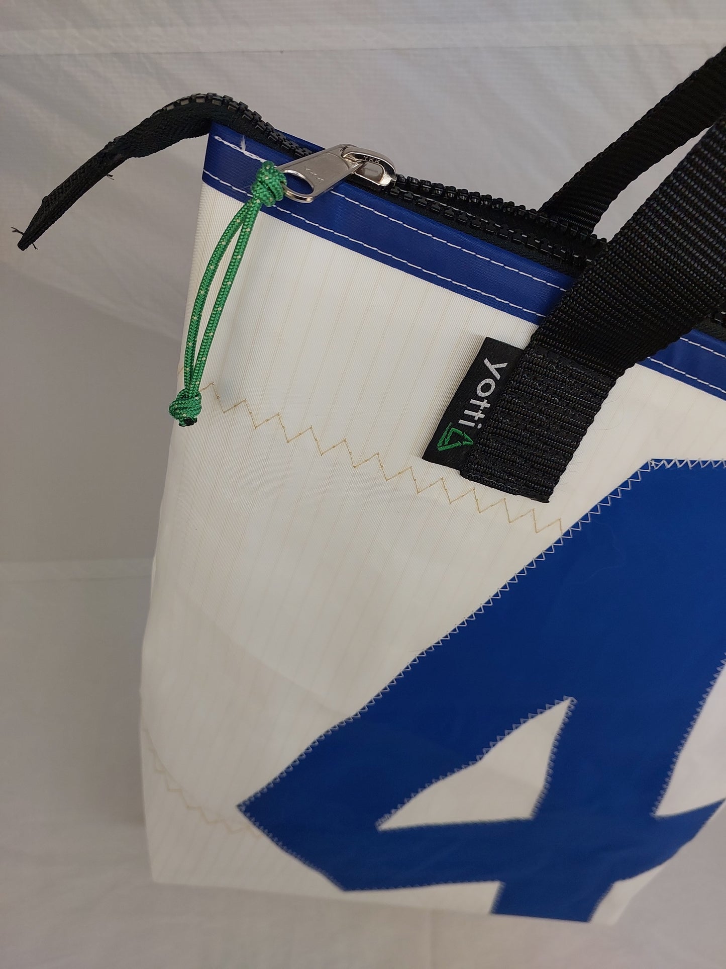 #4 Zip Tote 767